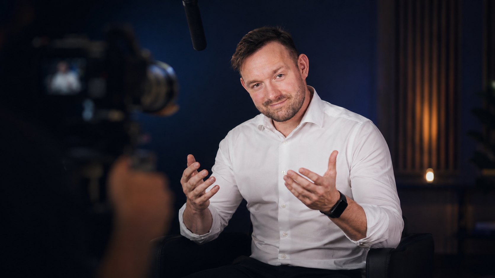 Mariusz Tober podczas nagrania wywiadu w studiu